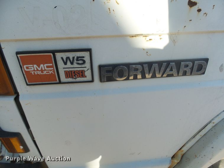 image for item GV9756 1994 GMC W5 flatbed truck