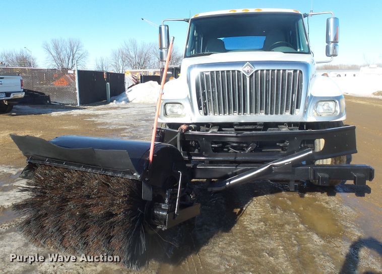 image for item GV9758 2006 International 7500 Crew Cab truck cab and chassis