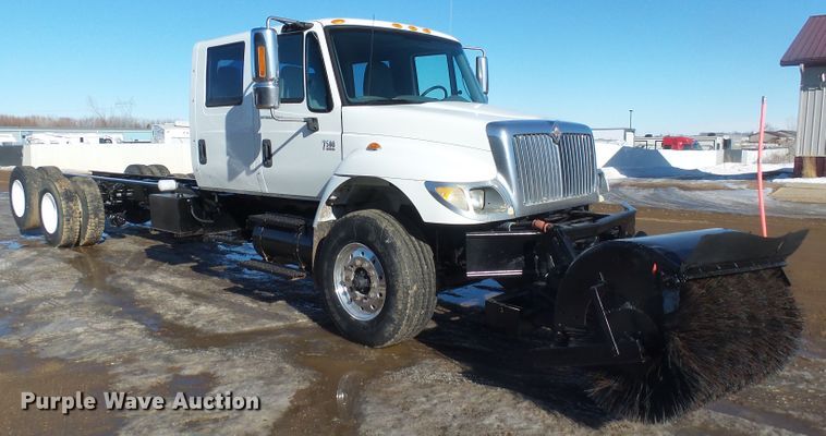 image for item GV9758 2006 International 7500 Crew Cab truck cab and chassis
