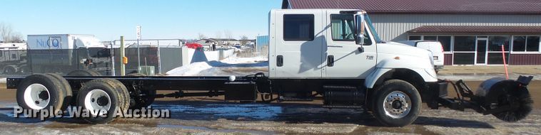image for item GV9758 2006 International 7500 Crew Cab truck cab and chassis