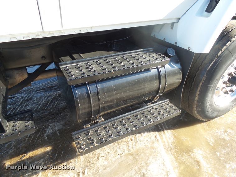 image for item GV9758 2006 International 7500 Crew Cab truck cab and chassis