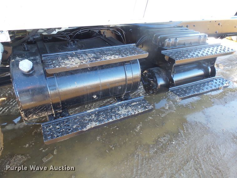 image for item GV9758 2006 International 7500 Crew Cab truck cab and chassis