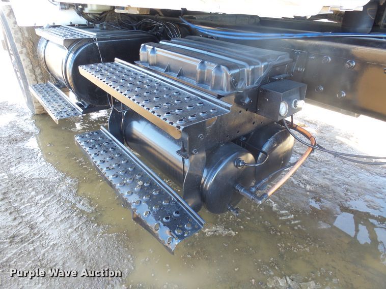 image for item GV9758 2006 International 7500 Crew Cab truck cab and chassis