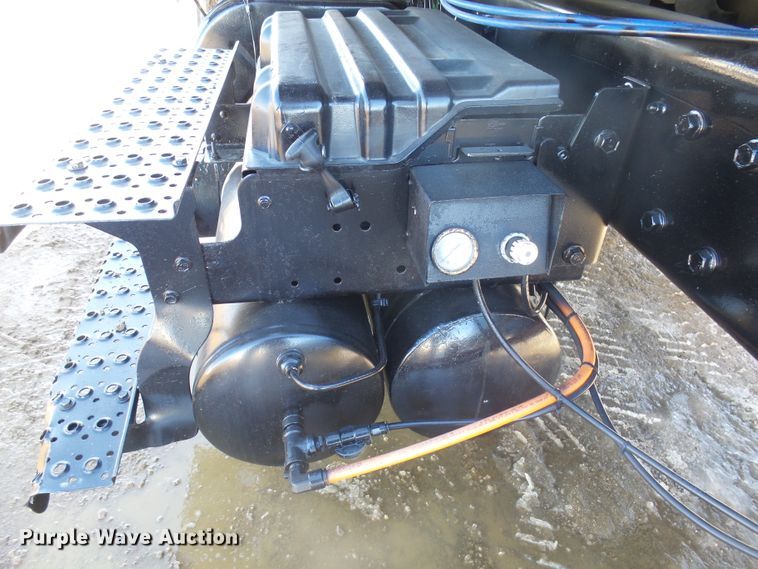 image for item GV9758 2006 International 7500 Crew Cab truck cab and chassis