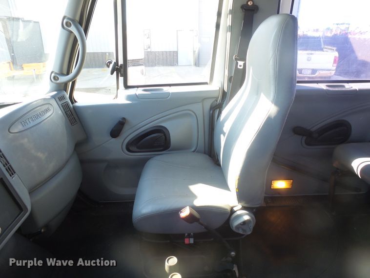 image for item GV9758 2006 International 7500 Crew Cab truck cab and chassis