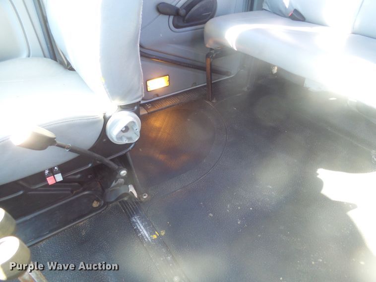 image for item GV9758 2006 International 7500 Crew Cab truck cab and chassis