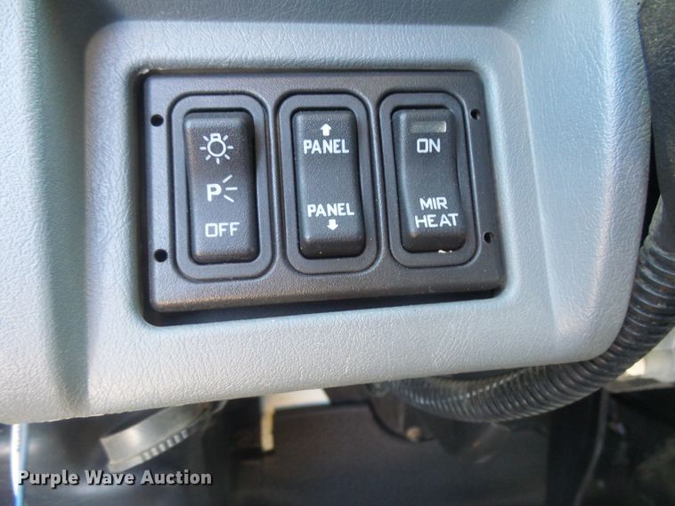 image for item GV9758 2006 International 7500 Crew Cab truck cab and chassis