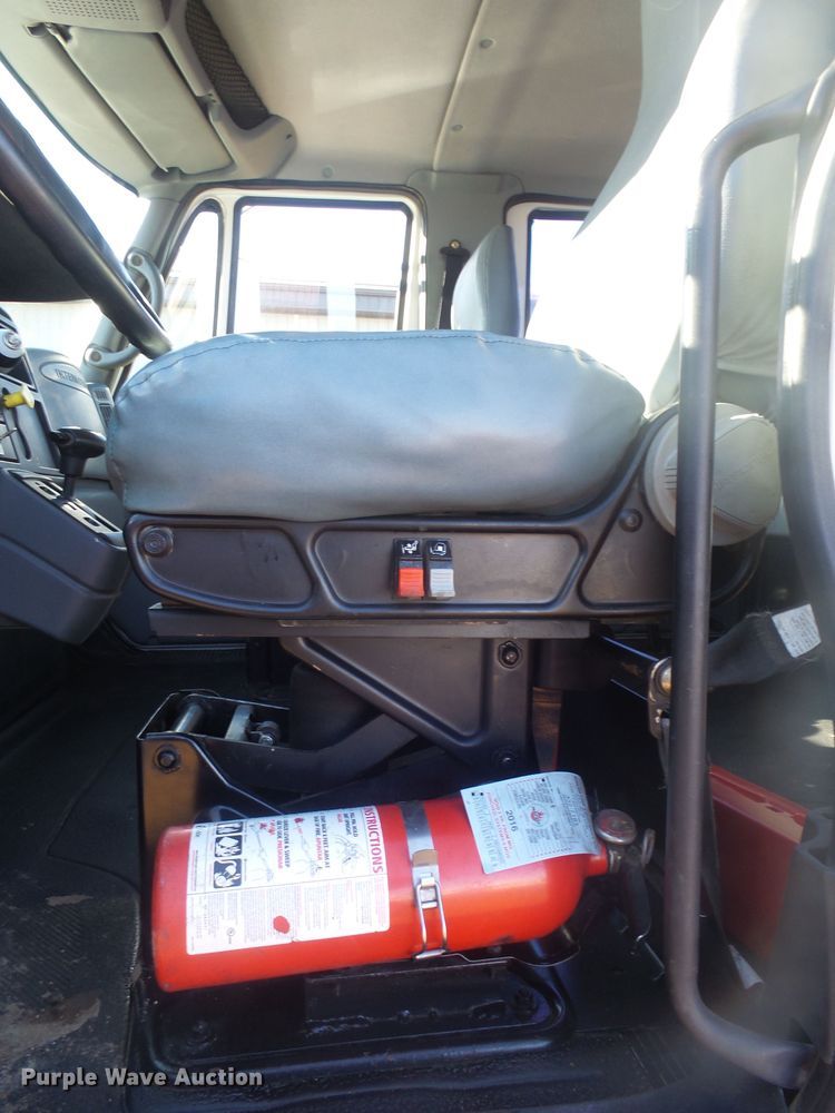 image for item GV9758 2006 International 7500 Crew Cab truck cab and chassis