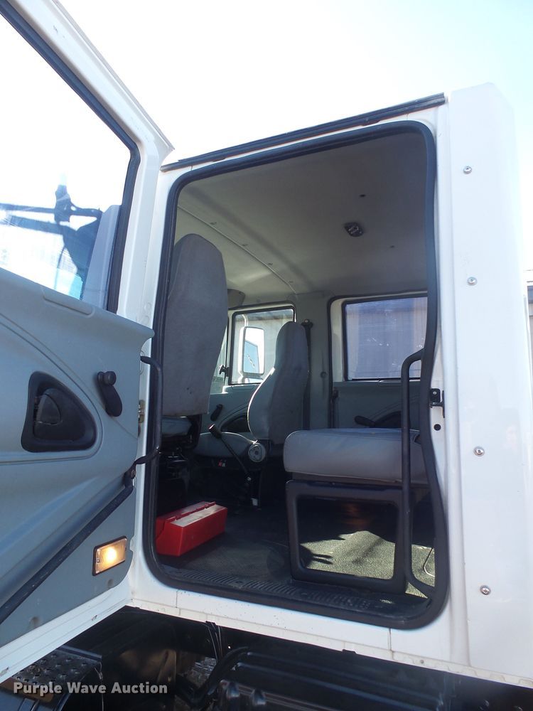 image for item GV9758 2006 International 7500 Crew Cab truck cab and chassis