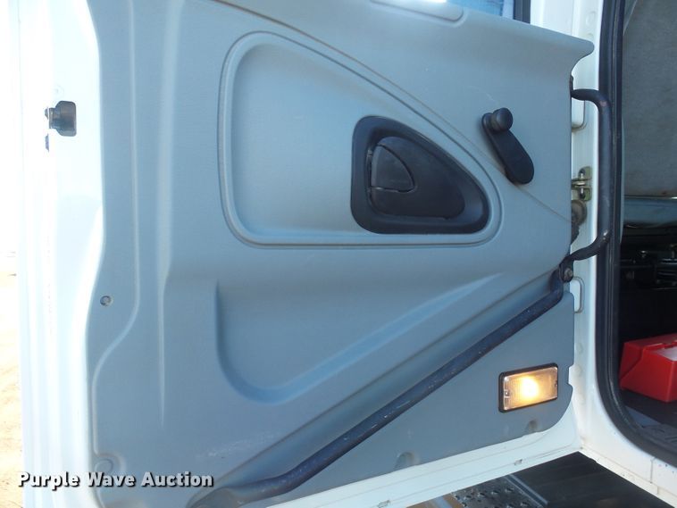 image for item GV9758 2006 International 7500 Crew Cab truck cab and chassis