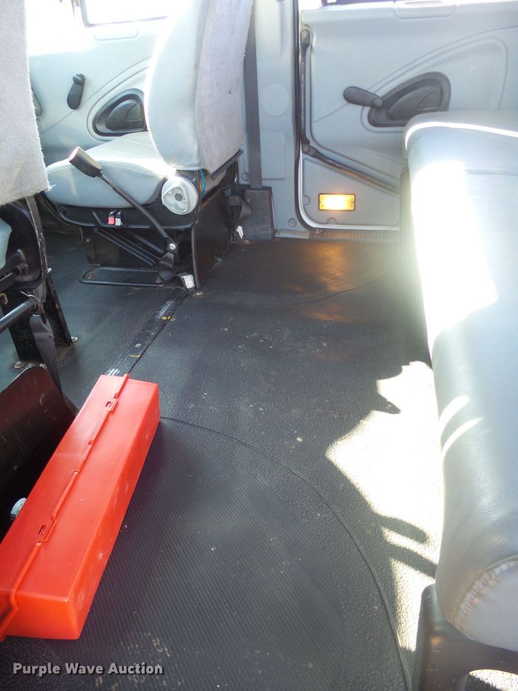 image for item GV9758 2006 International 7500 Crew Cab truck cab and chassis