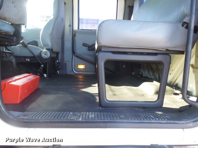 image for item GV9758 2006 International 7500 Crew Cab truck cab and chassis