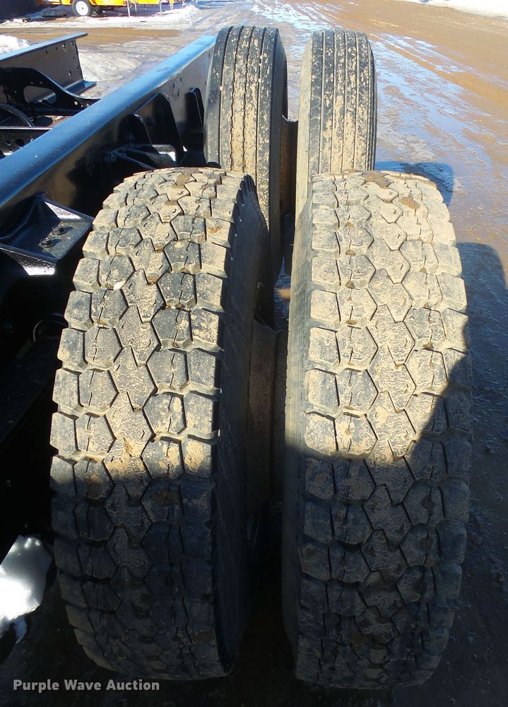 image for item GV9758 2006 International 7500 Crew Cab truck cab and chassis