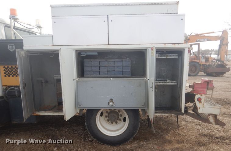 image for item GW9487 1997 International 4700 service truck with crane