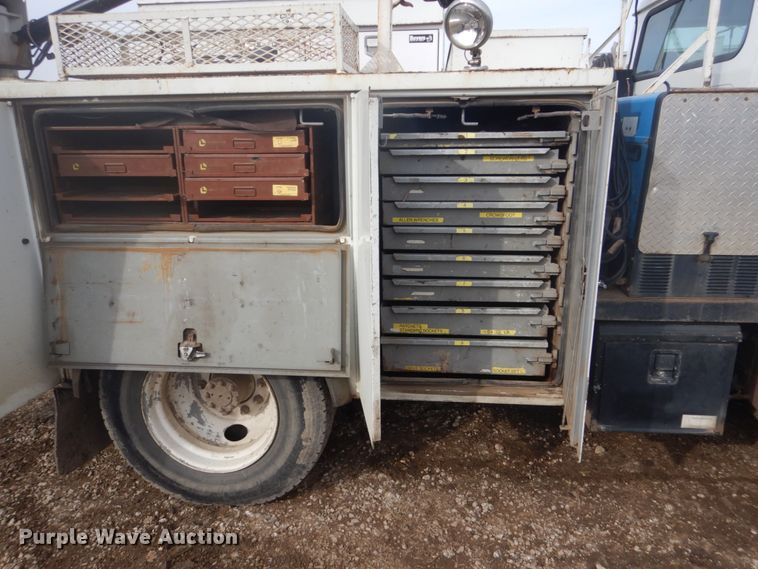 image for item GW9487 1997 International 4700 service truck with crane