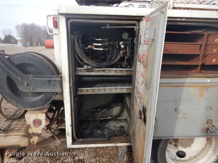 image for item GW9487 1997 International 4700 service truck with crane