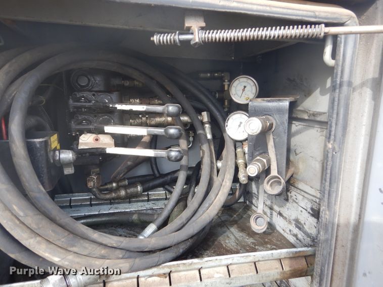 image for item GW9487 1997 International 4700 service truck with crane