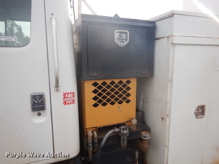 image for item GW9487 1997 International 4700 service truck with crane