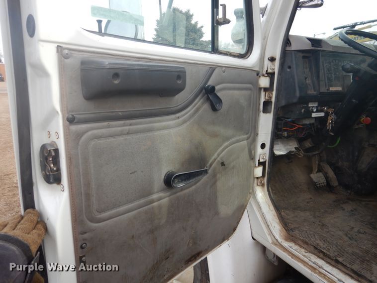 image for item GW9487 1997 International 4700 service truck with crane