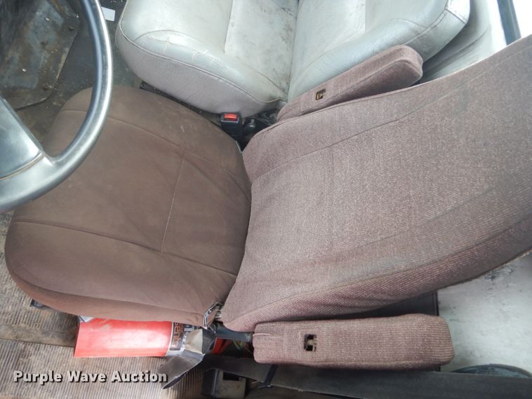 image for item GW9487 1997 International 4700 service truck with crane