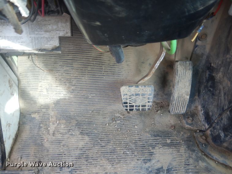 image for item GW9487 1997 International 4700 service truck with crane