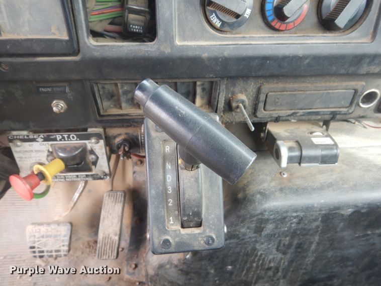 image for item GW9487 1997 International 4700 service truck with crane