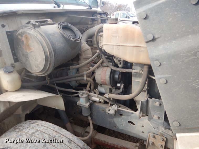 image for item GW9487 1997 International 4700 service truck with crane