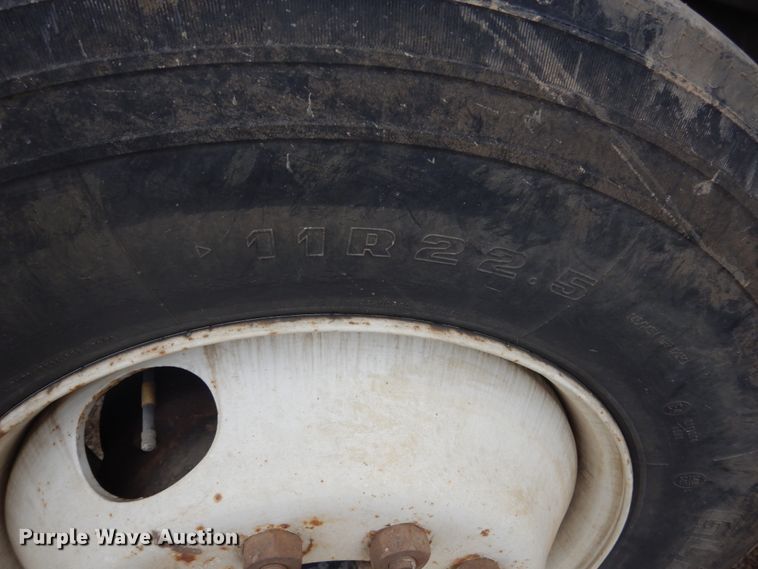 image for item GW9487 1997 International 4700 service truck with crane