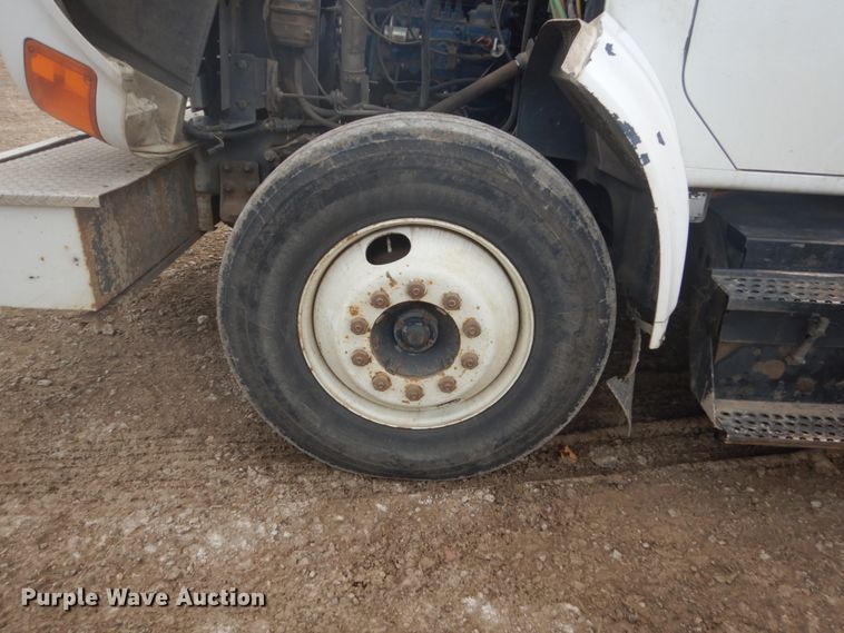 image for item GW9487 1997 International 4700 service truck with crane