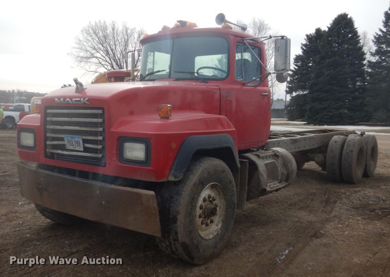 image for item GW9488 1991 Mack RD690S truck cab and chassis
