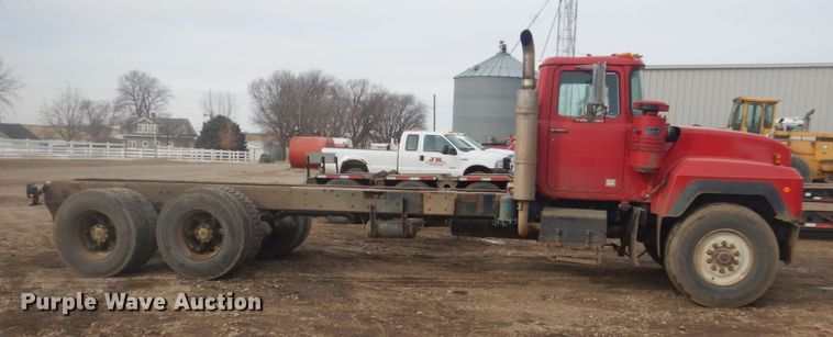 image for item GW9488 1991 Mack RD690S truck cab and chassis