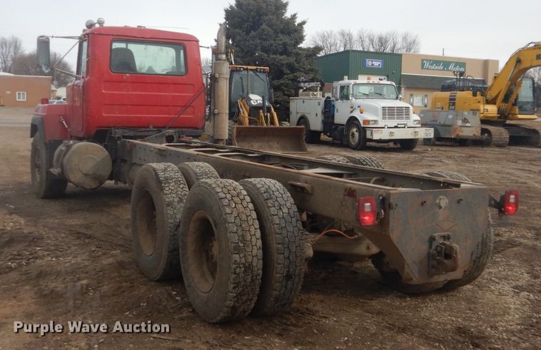 image for item GW9488 1991 Mack RD690S truck cab and chassis