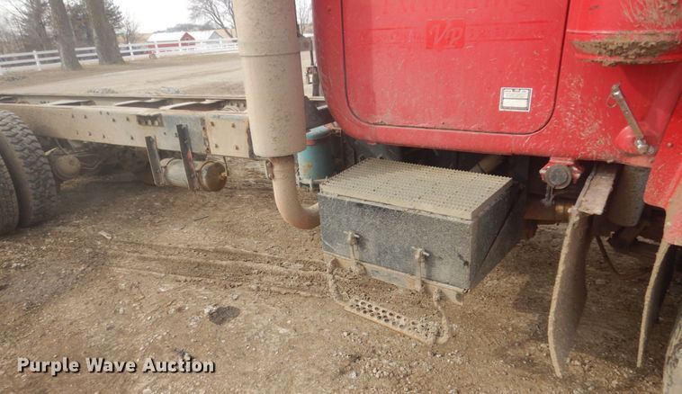 image for item GW9488 1991 Mack RD690S truck cab and chassis