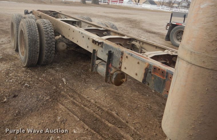 image for item GW9488 1991 Mack RD690S truck cab and chassis