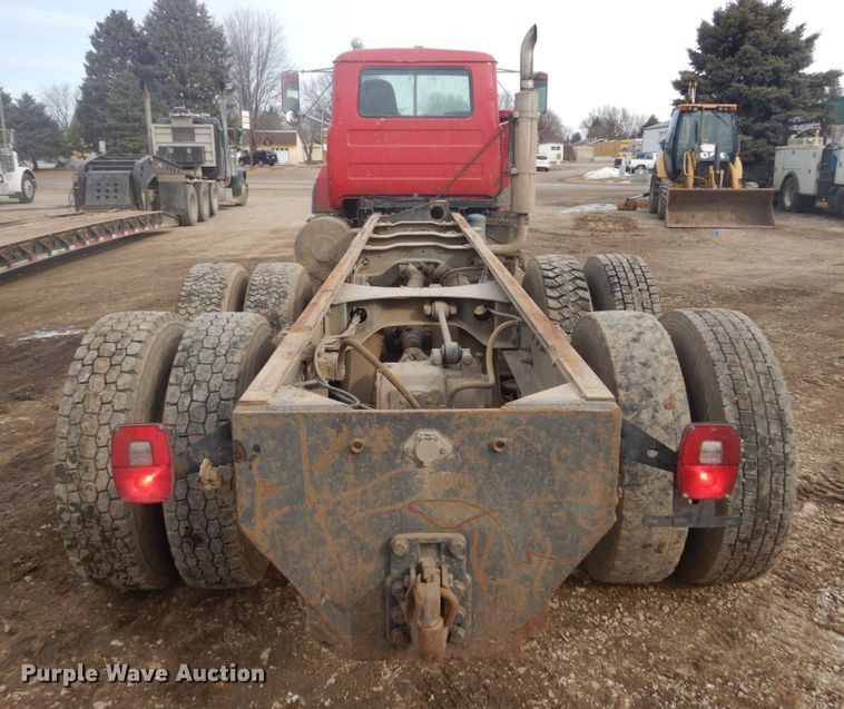 image for item GW9488 1991 Mack RD690S truck cab and chassis