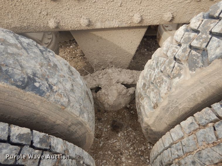 image for item GW9488 1991 Mack RD690S truck cab and chassis