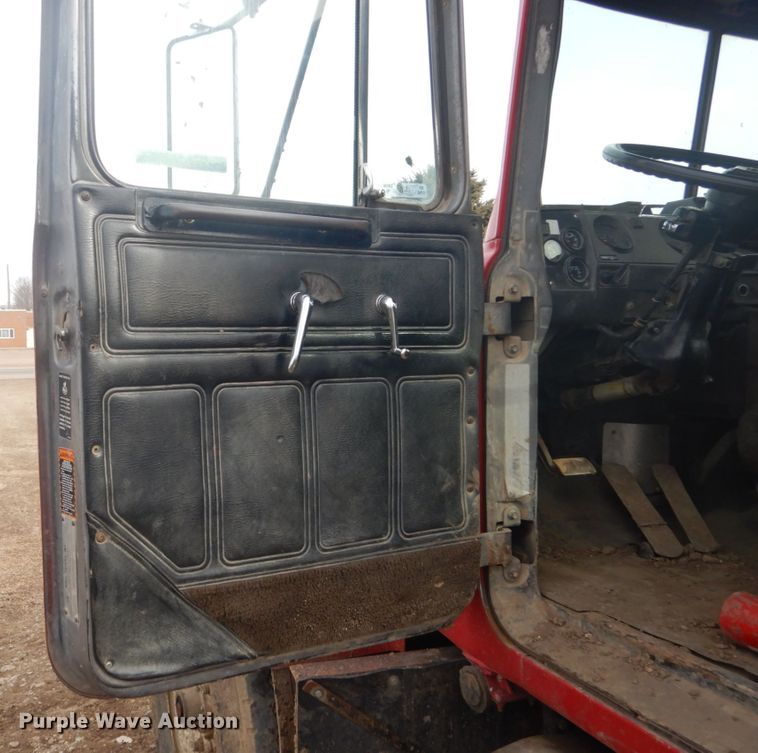 image for item GW9488 1991 Mack RD690S truck cab and chassis