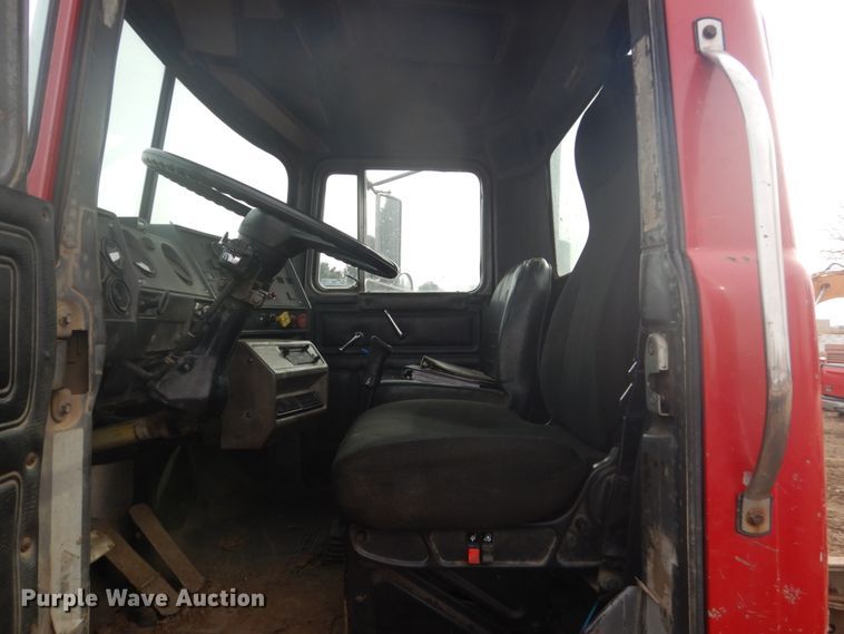 image for item GW9488 1991 Mack RD690S truck cab and chassis