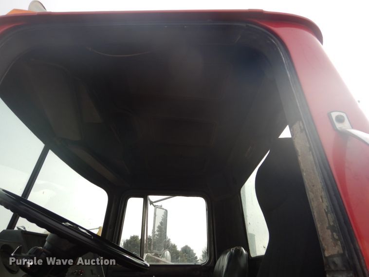 image for item GW9488 1991 Mack RD690S truck cab and chassis