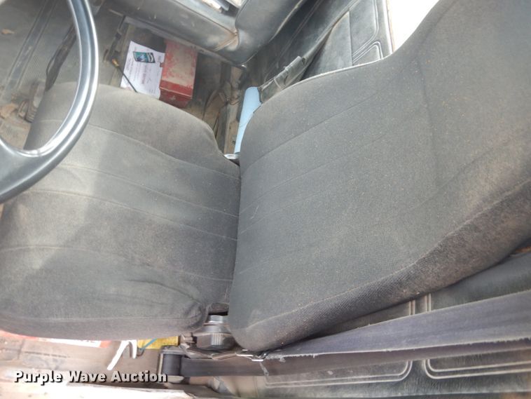 image for item GW9488 1991 Mack RD690S truck cab and chassis