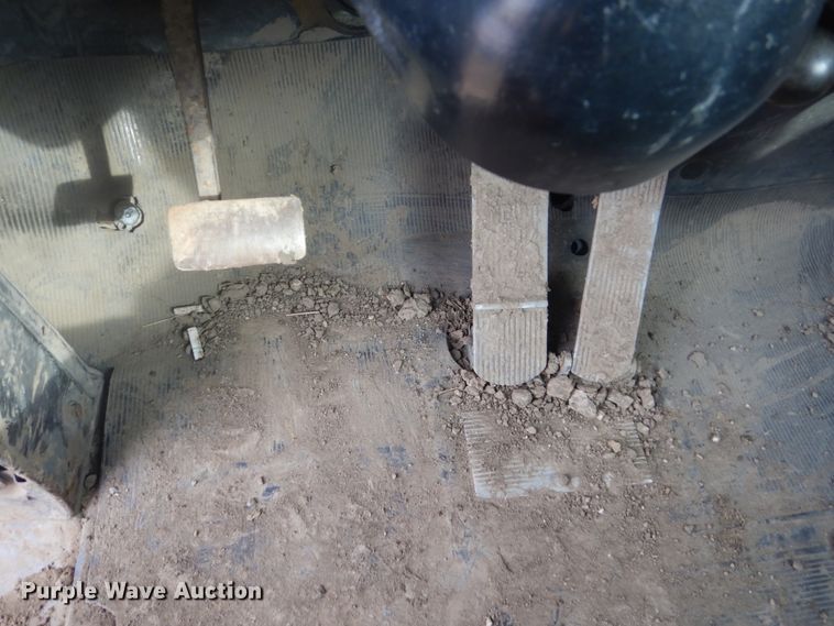 image for item GW9488 1991 Mack RD690S truck cab and chassis