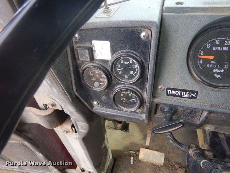 image for item GW9488 1991 Mack RD690S truck cab and chassis