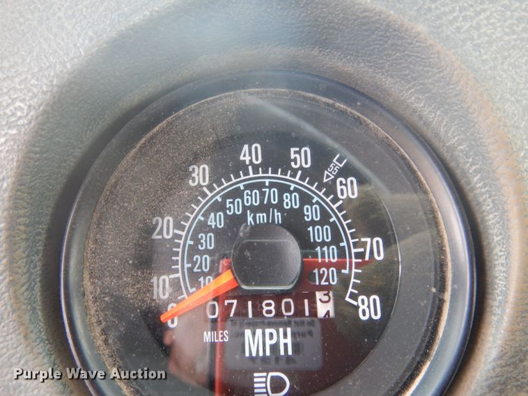 image for item GW9488 1991 Mack RD690S truck cab and chassis