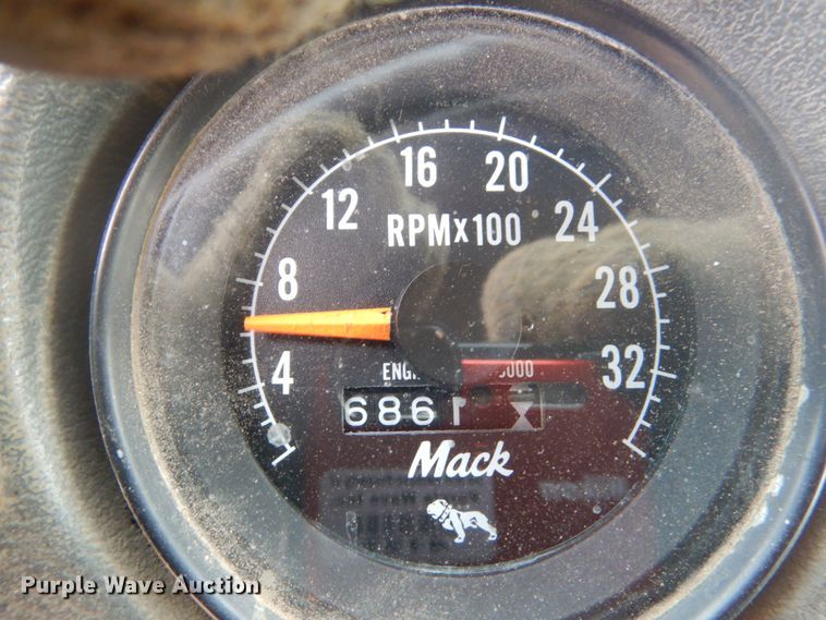 image for item GW9488 1991 Mack RD690S truck cab and chassis