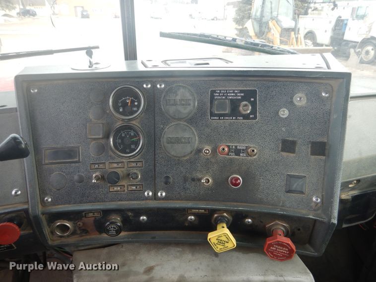 image for item GW9488 1991 Mack RD690S truck cab and chassis