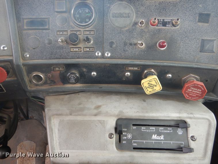 image for item GW9488 1991 Mack RD690S truck cab and chassis