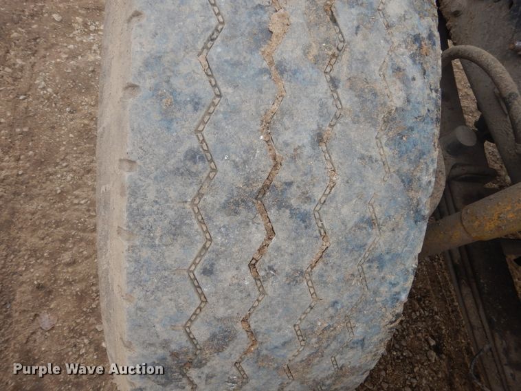 image for item GW9488 1991 Mack RD690S truck cab and chassis