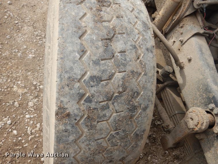 image for item GW9488 1991 Mack RD690S truck cab and chassis