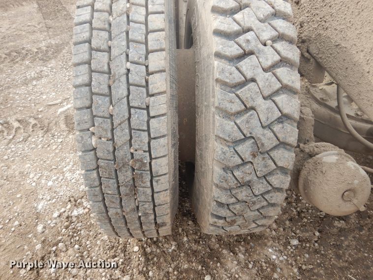 image for item GW9488 1991 Mack RD690S truck cab and chassis