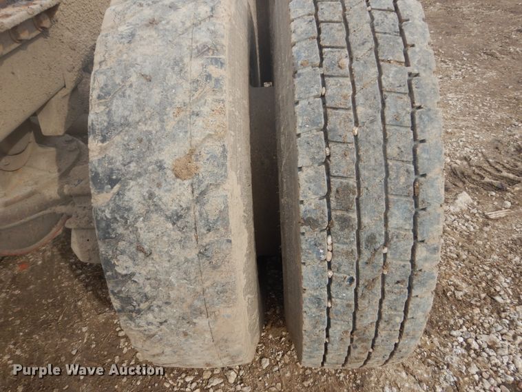 image for item GW9488 1991 Mack RD690S truck cab and chassis